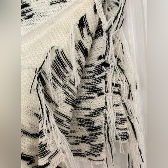NWT LuLaRoe Mimi shawl buttons fringe poncho sweater knit black and white - Picture 4 of 6